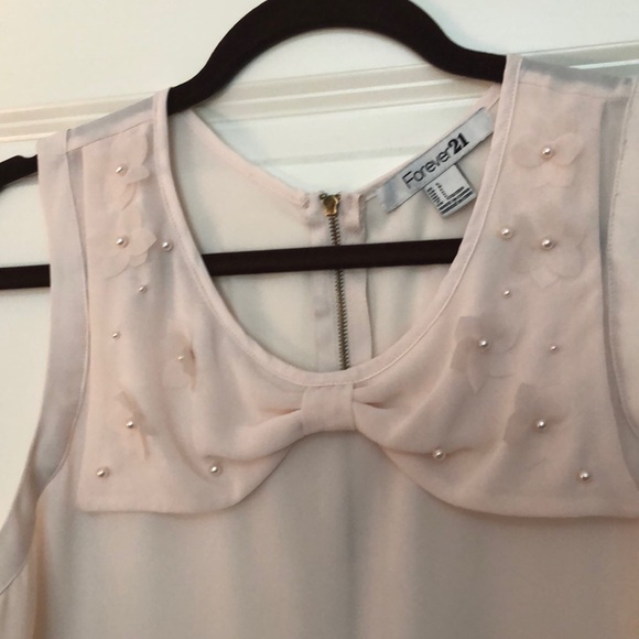 Sleeveless peach blouse w/ pearl detail - Picture 2 of 2